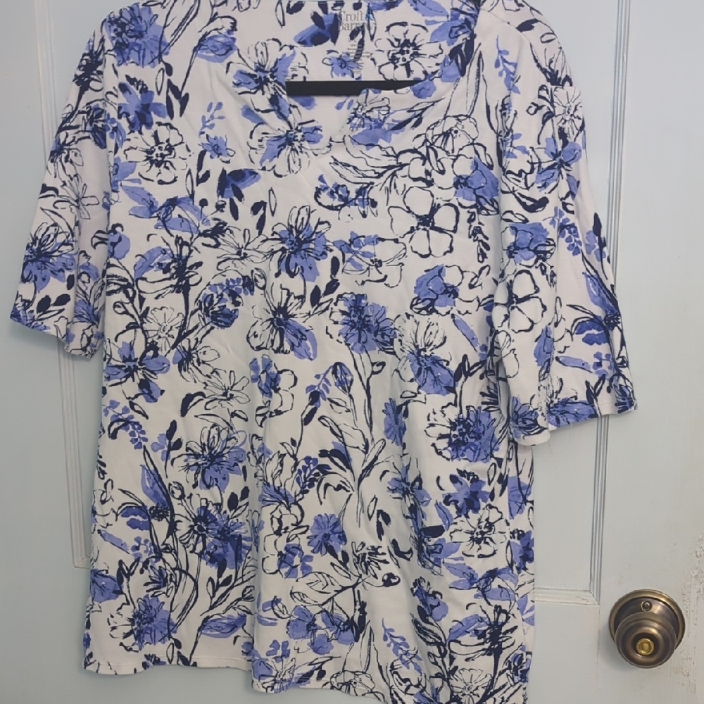 Croft & Barrow Sz L Violet White and Black Floral All Cotton Short Sleeved Tee